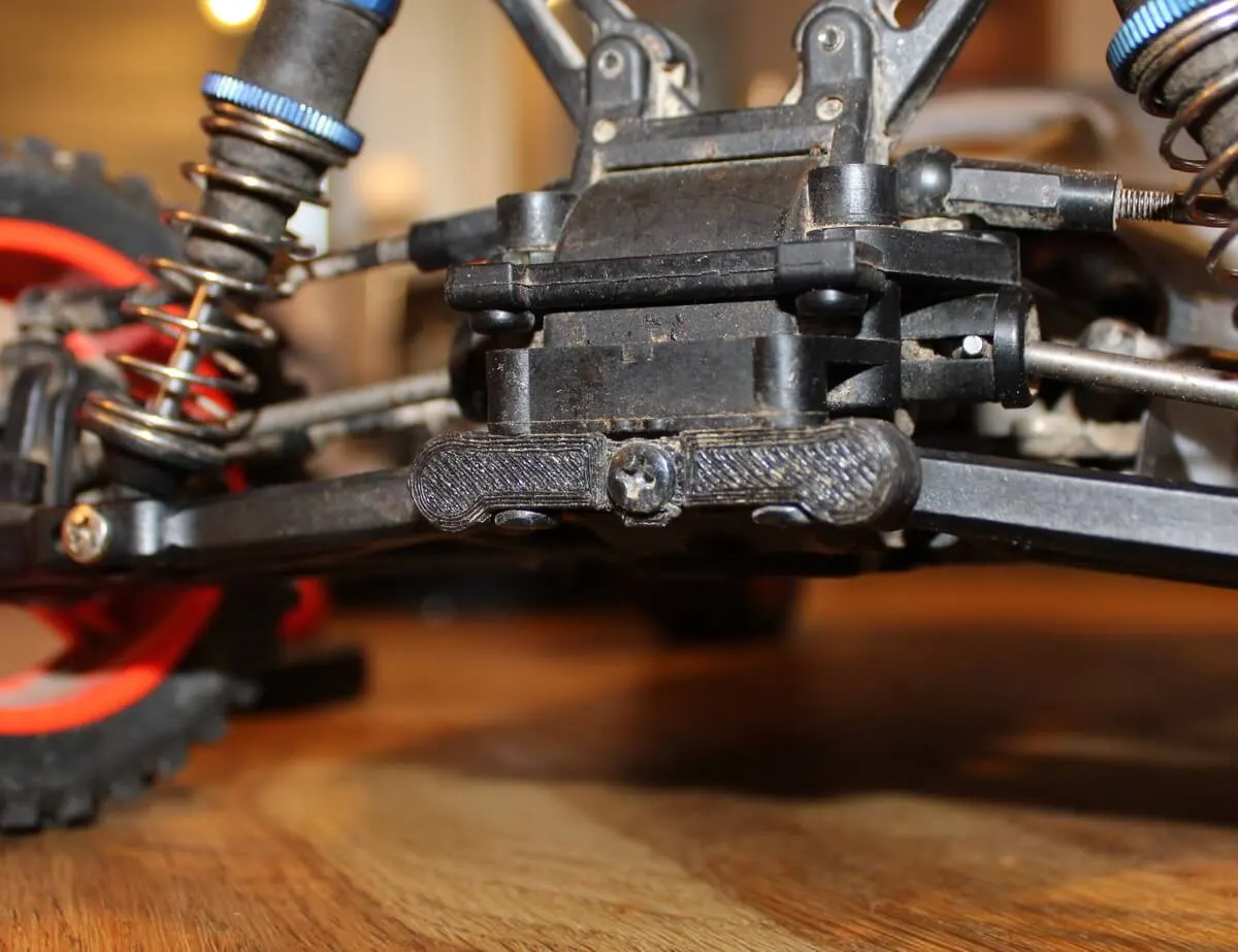 Support de voiture radiocommandée réparé avec une pièce imprimée en 3D